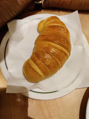 Croissant at Pastelaria Tupi in Porto
