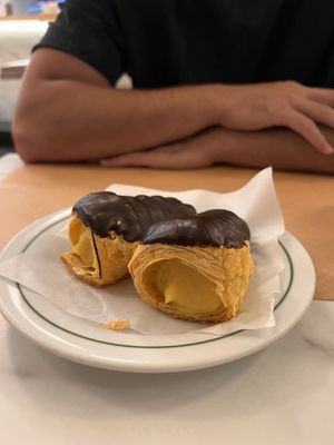 Vegan eclairs  at Pastelaria Tupi in Porto
