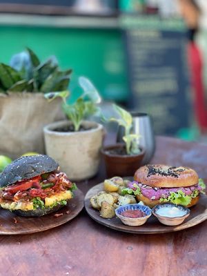 Pulled Perk burger & Hummus Bagel at Liefs in Tulum