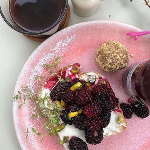 Berry Toast at Farm2Table - Davidshall in Malmo