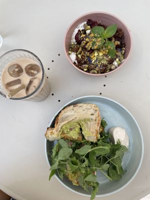 Chai latte, yoghurt bowl, tempeh sandwich at Farm2Table - Davidshall in Malmo