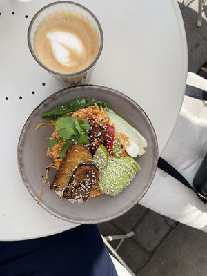 Noodle sallad and latte at Farm2Table - Davidshall in Malmo