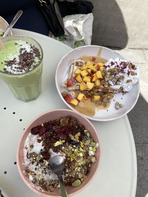 Dr green smoothie, peach hazelnut waffle, yoghurt bowl at Farm2Table - Davidshall in Malmo