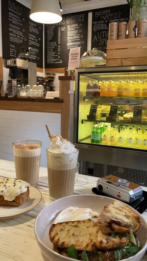 Caffe’s atmosphère, Pumpkin Spice Latte and Chai Latte (sneak peak of the carrot cake in the corner) at Farm2Table - Davidshall in Malmo