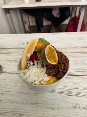 Vegan Mango Orange Bowl 🥭  at Farm2Table - Davidshall in Malmo