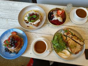 Pannkakor, två toastar, och en acai bowl at Farm2Table - Davidshall in Malmo