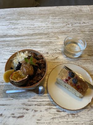 Spirulina Bowl 😍 and Lemon Cake ❤️ The granola is super!   at Farm2Table - Davidshall in Malmo