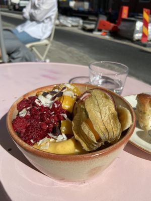 Mango smoothie bowl 🥭😍  at Farm2Table - Davidshall in Malmo