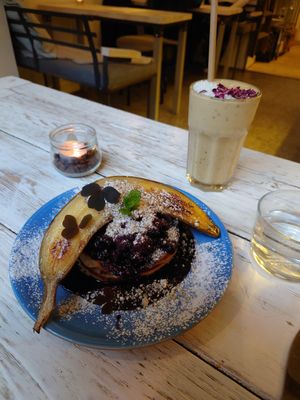 Berry Pancakes with Shangri-la smoothie at Farm2Table - Davidshall in Malmo