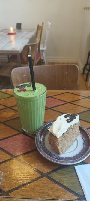 Smoothie and carrot cake at Farm2Table - Davidshall in Malmo