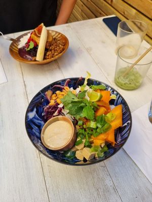 Thai bowl and acai bowl in the back at Farm2Table - Davidshall in Malmo