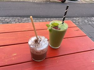 Hot Chocolate and The Green smoothie  at Farm2Table - Davidshall in Malmo