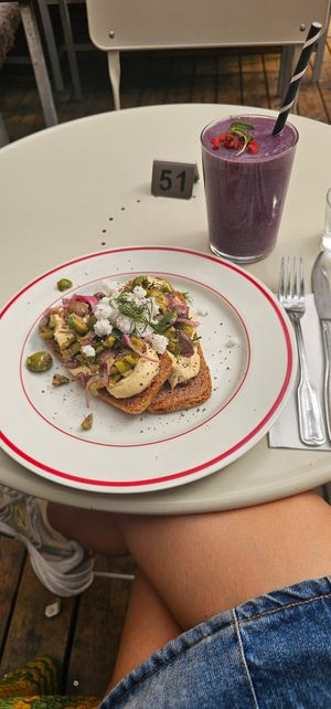 Glutenfree hummus bread and smoothie at Farm2Table - Davidshall in Malmo