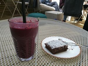 Smothie and cake at Farm2Table - Davidshall in Malmo