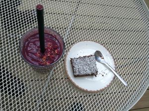 Smothie and cake at Farm2Table - Davidshall in Malmo