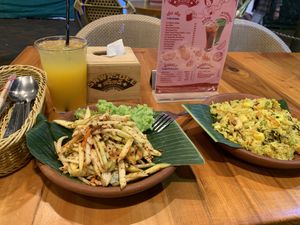 Mango fried rice with a spicy mango salad and a Mango drink! (I just really love mangos haha) #Veganuary at Sawasdee Thai Restaurant in Central Singapore