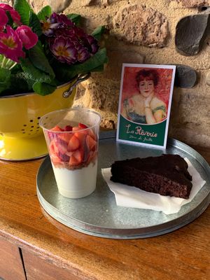 Le torte e le crostate sono vegane e vengono preparate ogni giorno
I dolci a base di yogurt e ricotta sono sempre guarniti con frutta fresca at La Reverie in Parma