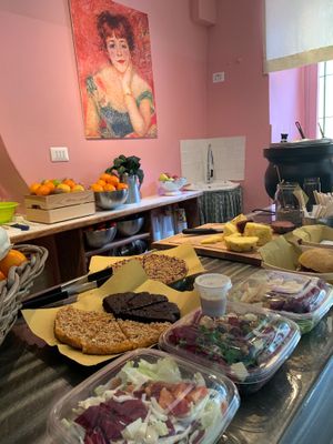 L’ambiente accogliente e confidenziale ricorda la cucina di casa ed i preparati vegetariani e vegani sono freschissimi  at La Reverie in Parma