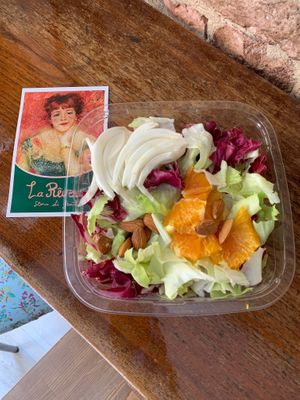 Le insalate sono preparate sul momento con ingredienti freschi e di stagione e possono essere ordinate anche per l’asporto at La Reverie in Parma