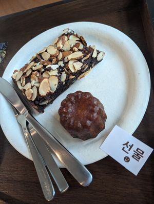 Glutinous rice brownie (GF) and another cookie that I can't remember the name of but it was sooo good at Fig from Vegan 채식주의자의 무화과 in Jeonju