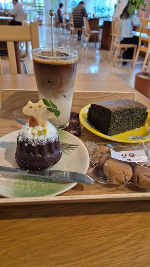 Lucky cat chocolate cake, mugwort pound cake and a vanilla latte at Fig from Vegan 채식주의자의 무화과 in Jeonju