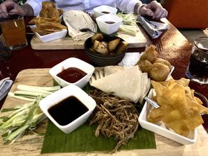 Vegan duck, fried Tofu, Cracker, Gurke + Frühlingszwiebel und Tortillas  at Barracuda in Koh Tao