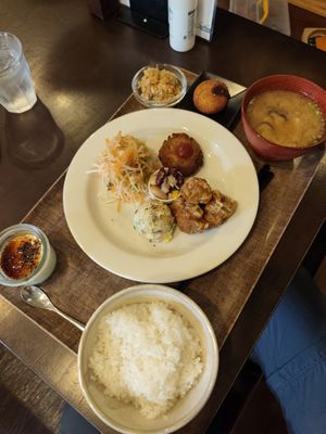 Lunch set meal for 1090 yen at Yuimaru in Minoo