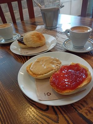 merienda 😋 montaditos dulces at Kerkus Veggie Bar in Montecorto