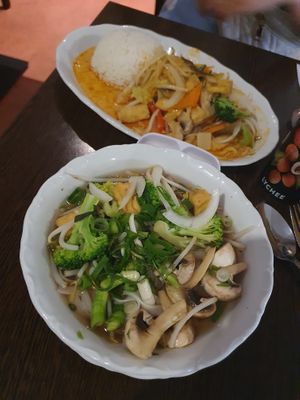 Reisbandnudelsuppe und gelbes Curry at DO's in Stuttgart