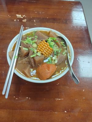 紅燒麵 at SuíYuán SùShí 隨緣素食 in New Taipei City