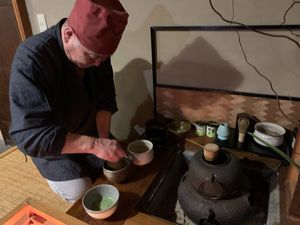 Making matcha tea at Kaizuiji in Nagoya