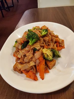 Pad Se Ew w/o Egg at Chada Thai in Norman