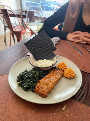 Trancio di salmone con salsa all'aneto e contorno di verdura at Il Pangolino in Casale Monferrato