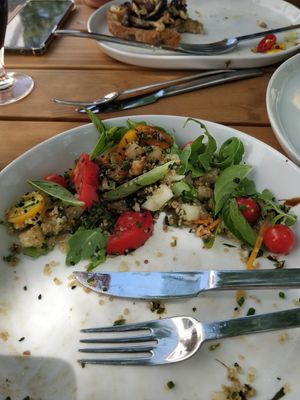 Salda da estação - base de quinoa com legumes da época at Do Largo in Evora