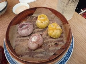 Dumplings au kiwi (jaunes) et fruits rouges at Dim Sum Spot - Letná in Prague