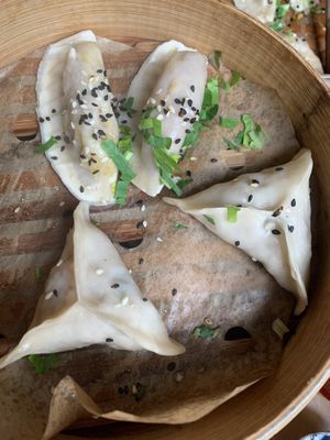 Dynove s arasidy (ze stale nabidky) a robi s jarni cibulkou at Dim Sum Spot - Letná in Prague