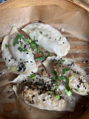 Brambory s petrzelkou a black bean s tofu at Dim Sum Spot - Letná in Prague