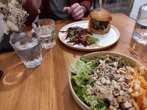 Burger and Japanese bowl at Millefolium in Pau