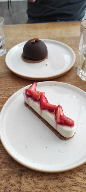 Entremet fraise. at Millefolium in Pau