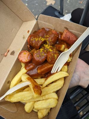 vegane Curry Wurst mit Pommes at Frittenwerk - Hbf Düsseldorf in Dusseldorf