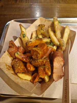 Vegane Currywurst mit Knoblauch at Frittenwerk - Hbf Düsseldorf in Dusseldorf