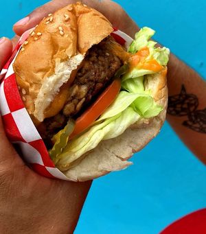 Classic burger made with a soy and oat based patty, american cheese (vegan) and our special sauce, it comes with fries. at Panza Vegana in Merida