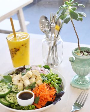 Oahu Blend and Tokyo Bowl at bliss bowls in Dee Why