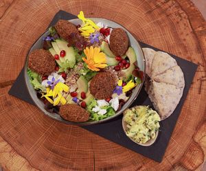 falafel salade, met bloemen uit eigen tuin. menu kaart wisseld at Tessa's Place in Deventer