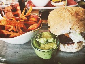 Vegan spelt bun mit Chickpea Patty, iceberg salad, tomatoes, red onions and guacamole 💚 + sweet potato fries. at Le Burger in Wiener Neustadt