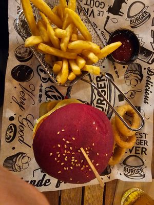 Old School Burger at Good Vibes in Gran Canaria