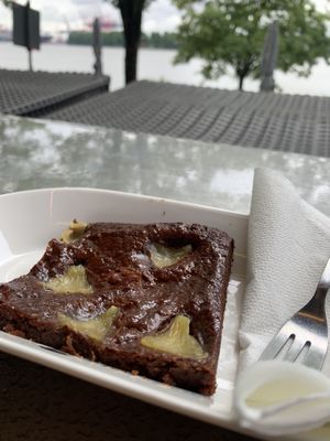 Veganer Ananas-Brownie  at Brücke 10 im Strandhaus in Hamburg