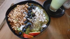 Green smoothie bowl (vegan) for breakfast. I love it! at 401 - Waffeln & Co in Jena