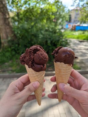 Bitterschoki Eis mit veganer Waffel at 401 - Waffeln & Co in Jena