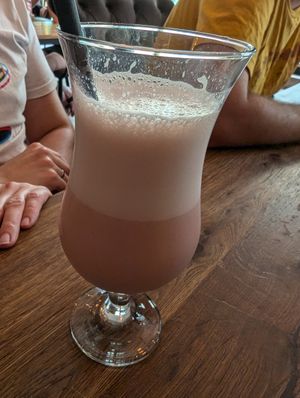 Erdbeer Milchshake mit Hafermilch at 401 - Waffeln & Co in Jena